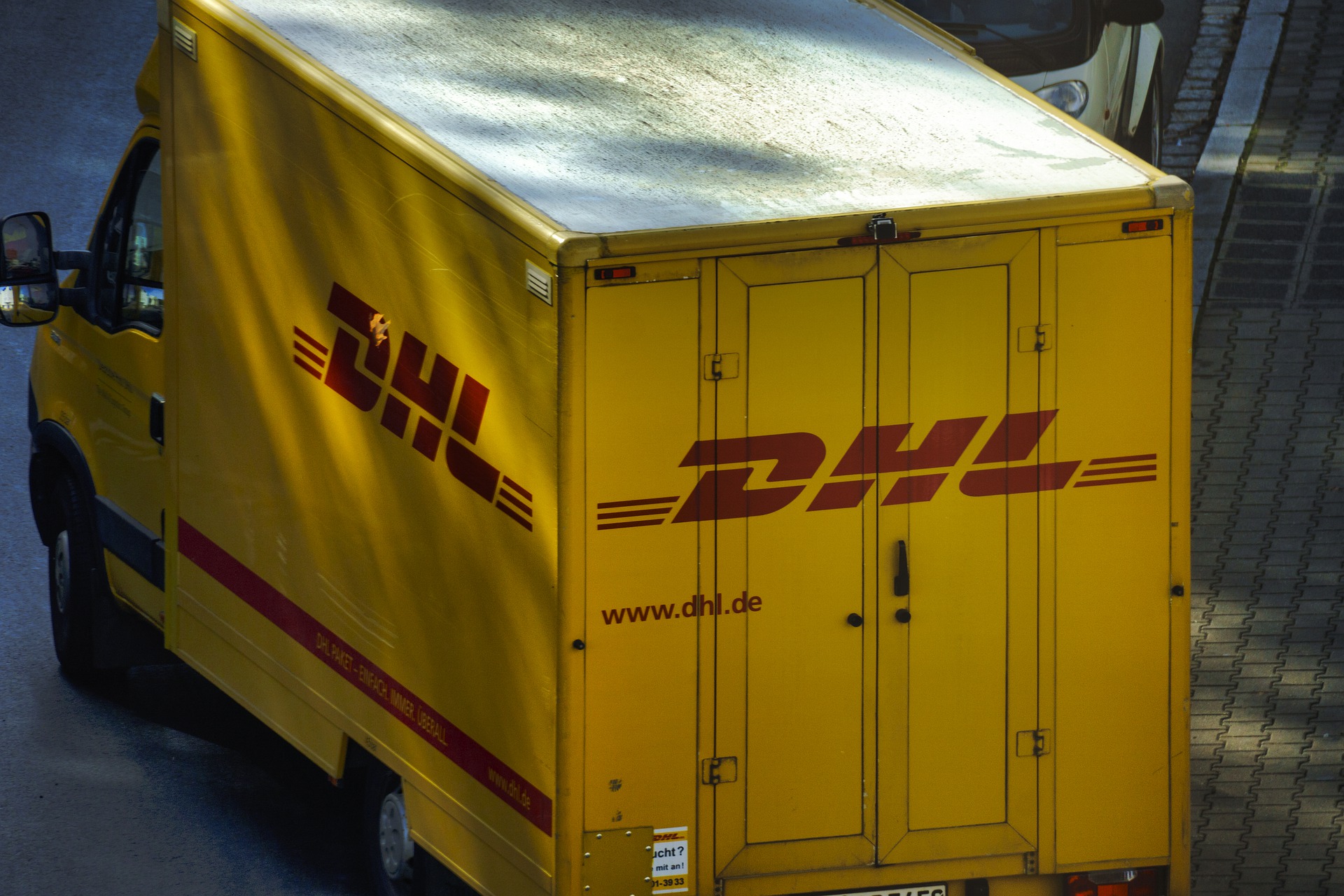 DHLとFeDexの運送保険料